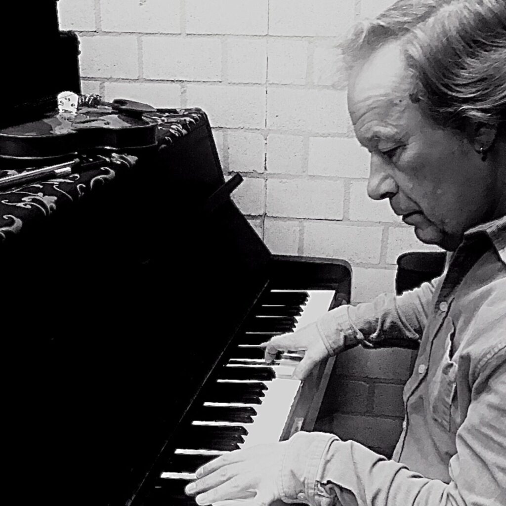 Picture of Harry Kappen on a keyboard